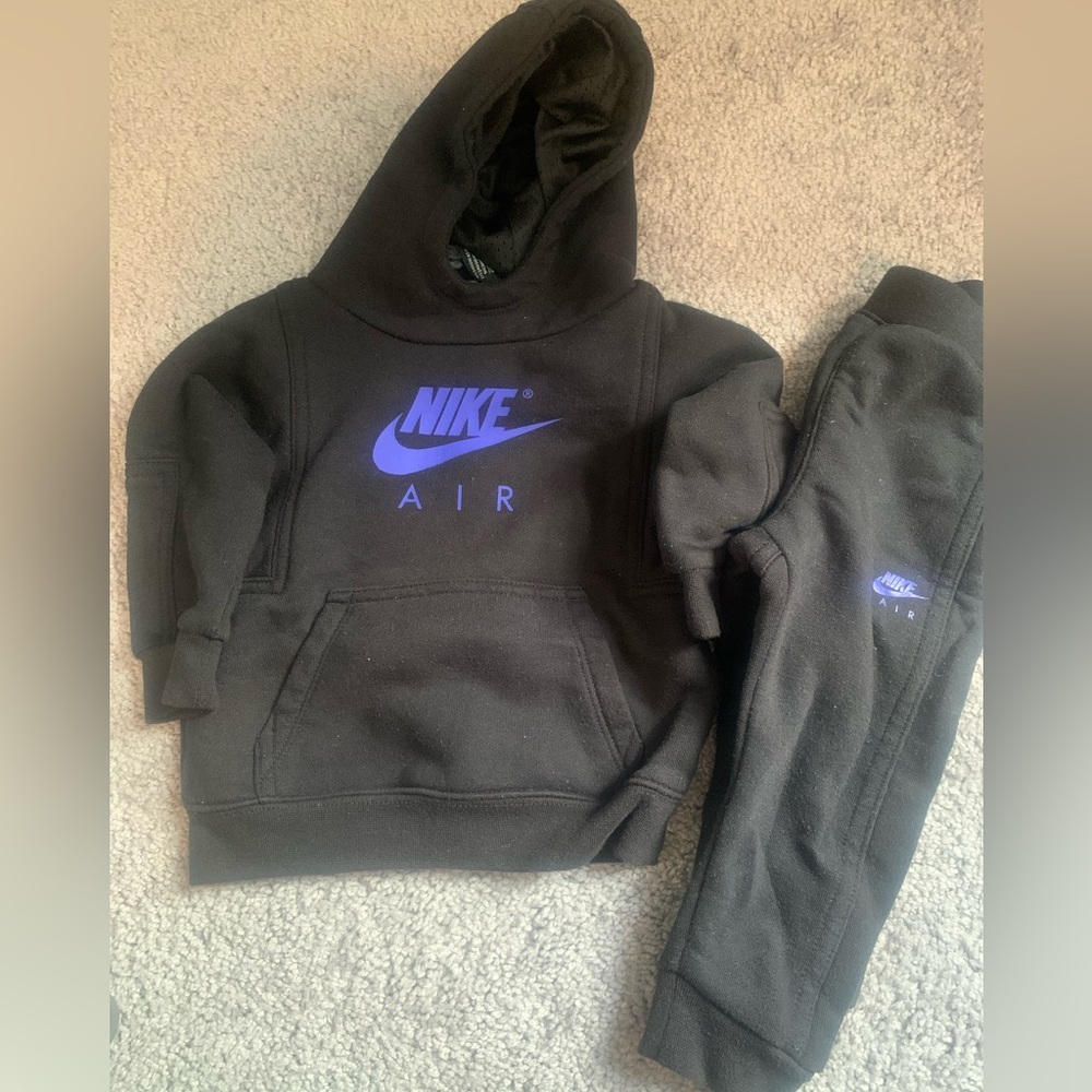 Gently used Nike sweatsuit 18M. This is a very good set. Nice and thick.